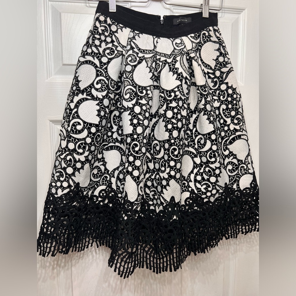 Ann Taylor Women’s Size 0 Full Midi Skirt Black White Floral Crochet Trim